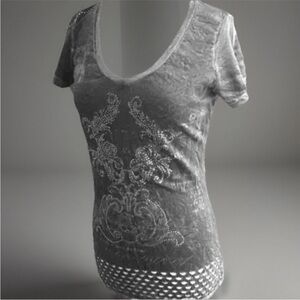 Sz M Buckle Velvet & Stone Tee